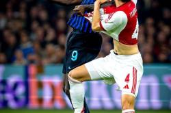 欧冠年(nián)收入预计超50亿！Netflix擬(nǐ)竞购欧冠全球(qiú)转播权，足(zú)球(qiú)转播市场迎变革