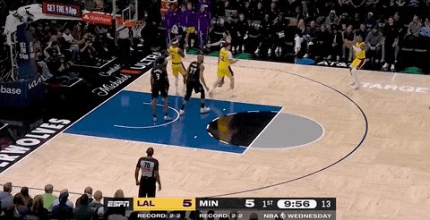 湖人绝杀！里夫斯压哨绝杀！排队给拉拉维亚道歉...