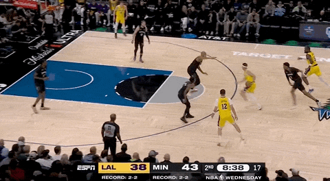 湖人绝杀！里夫斯压哨绝杀！排队给拉拉维亚道歉...