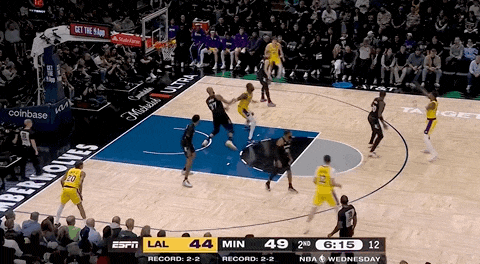 湖人绝杀！里夫斯压哨绝杀！排队给拉拉维亚道歉...