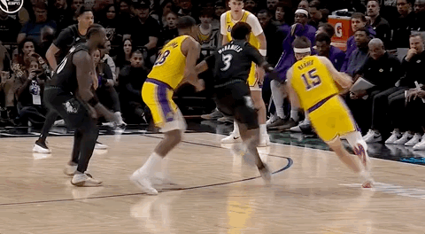 湖人绝杀！里夫斯压哨绝杀！排队给拉拉维亚道歉...