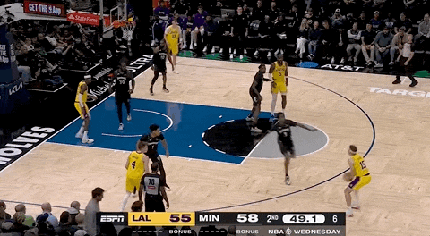 湖人绝杀！里夫斯压哨绝杀！排队给拉拉维亚道歉...