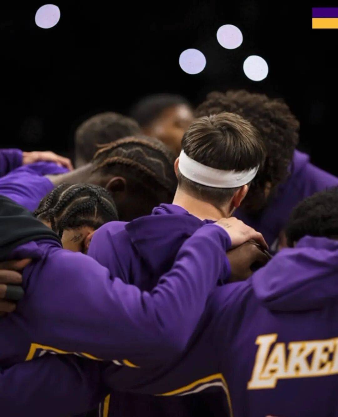 湖人绝杀！里夫斯压哨绝杀！排队给拉拉维亚道歉...