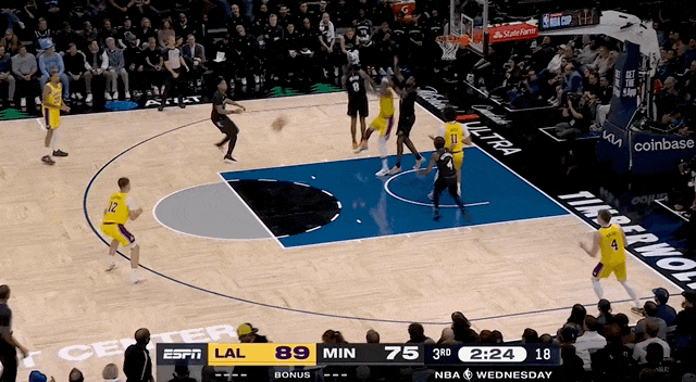 湖人绝杀！里夫斯压哨绝杀！排队给拉拉维亚道歉...