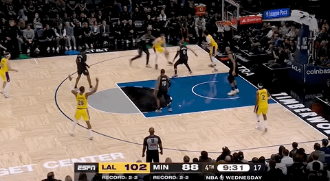 湖人绝杀！里夫斯压哨绝杀！排队给拉拉维亚道歉...