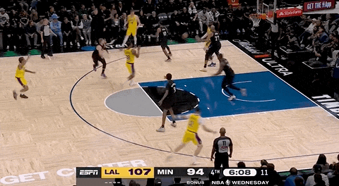 湖人绝杀！里夫斯压哨绝杀！排队给拉拉维亚道歉...