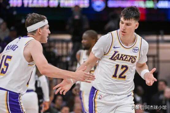 比肩科比！里夫斯压哨绝杀！厉害！