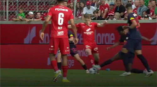 欧冠:萨尔茨堡对阵布兰!误判+送礼,布兰首回合惨败是不是意外?