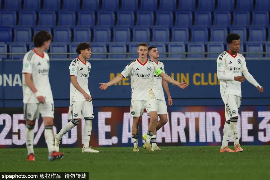 巴萨欧冠之夜:孔德双响逆转制胜 特尔施特根回归获全场致敬